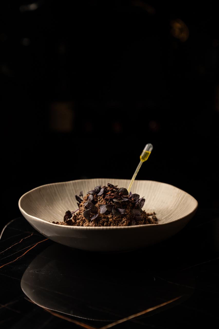 Plato multicolor con salsas