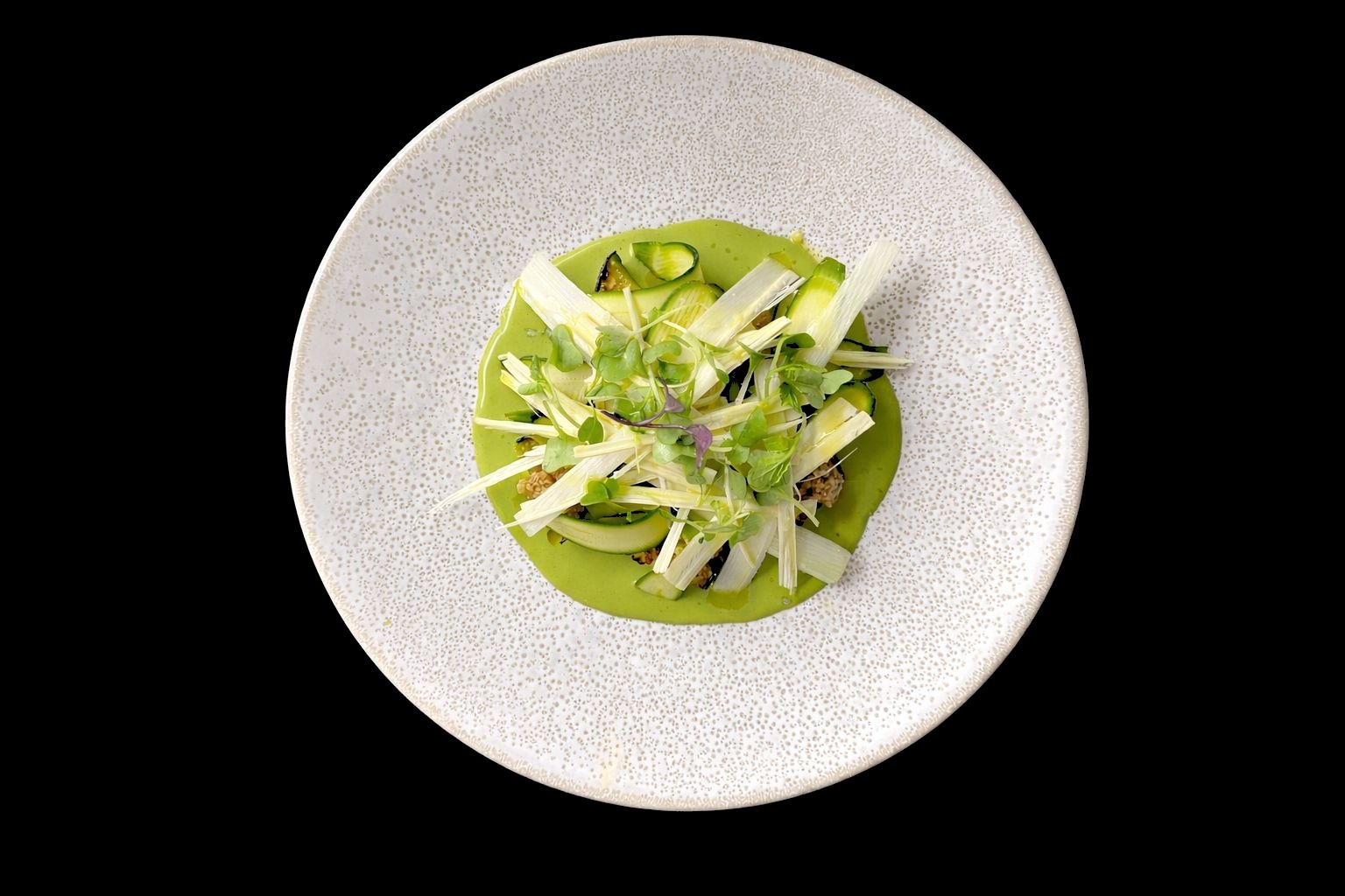 Plato verde con calabacín y brotes